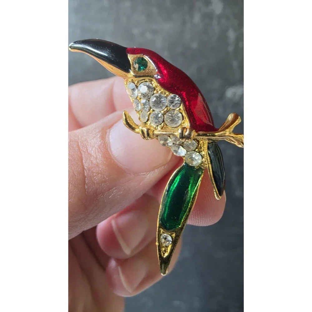 Toucan Rhinestone And Enamel Gold Tone Metal Brooch Vintage Costume Jewelry